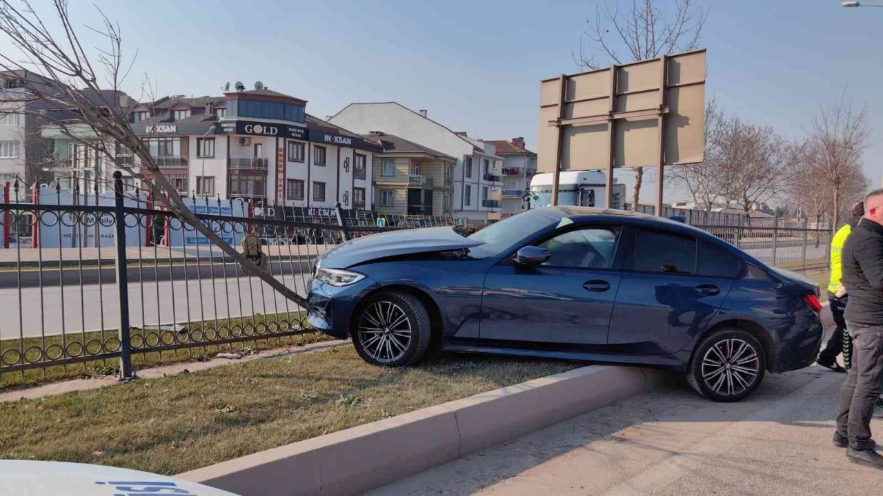 Fenalaşan sürücü ağaca çarptı