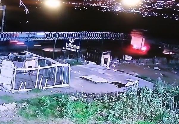 1 Kişinin öldüğü feci kaza kamerada: Minibüs tır arkadan çarptı