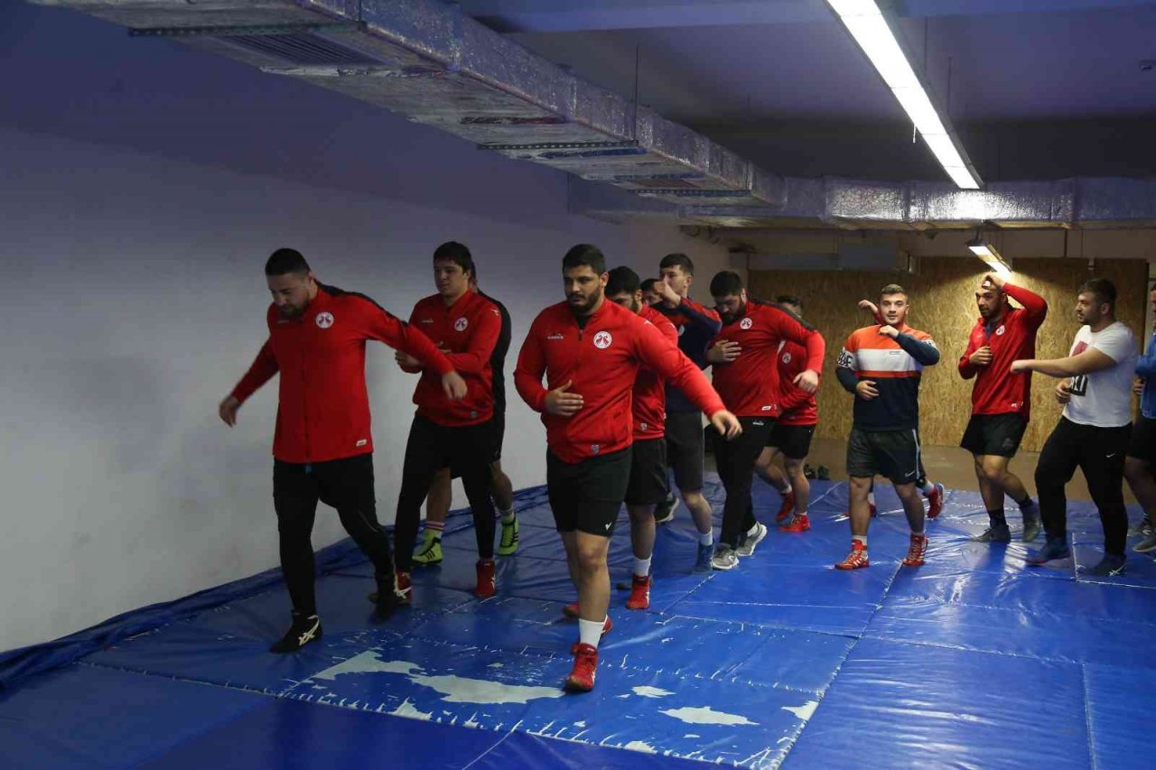 Döşemealtı Belediyesinin pehlivanları yeni sezon için kampa girdi