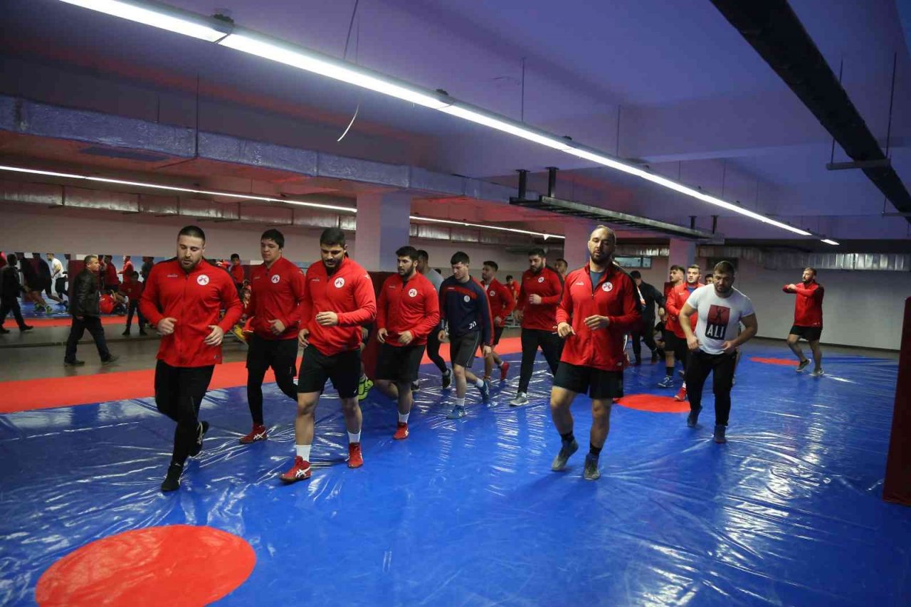 Döşemealtı Belediyesinin pehlivanları yeni sezon için kampa girdi