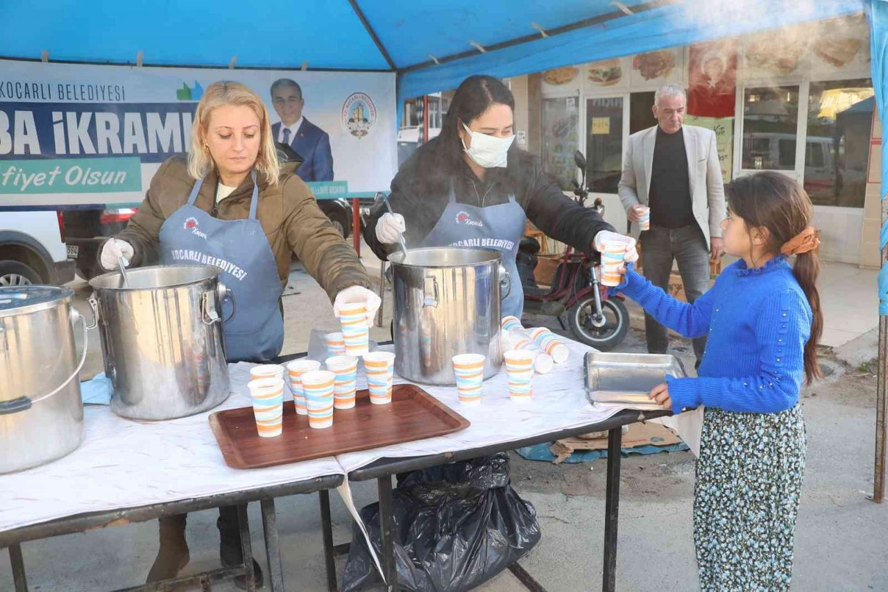 Koçarlı Belediyesi’nden vatandaşlara sıcak çorba ikramı