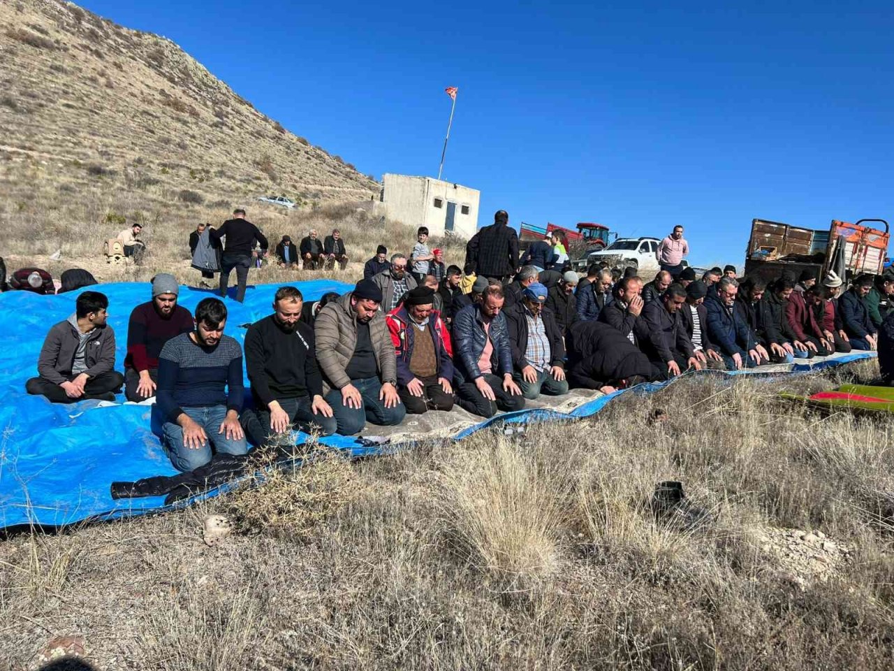 Köylüler kar duasına çıktı