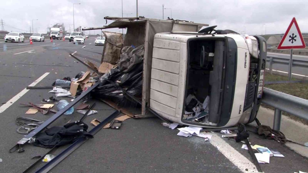 Sultangazi Kuzey Marmara Otoyolu’nda tır, ani fren yapan kamyona çarptı: 1 yaralı