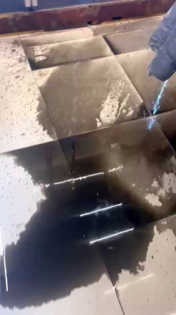 Kiracısını çıkarmak için iş yerinin tavanını delip, sarımsaklı su döktü