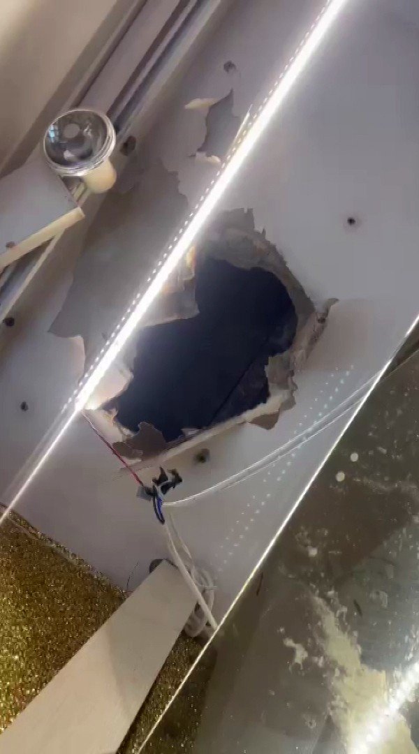 Kiracısını çıkarmak için iş yerinin tavanını delip, sarımsaklı su döktü