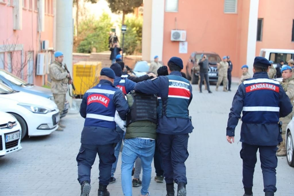 Mardin’de 5 kişinin öldürüldüğü olayın şüphelileri adliyeye sevk edildi