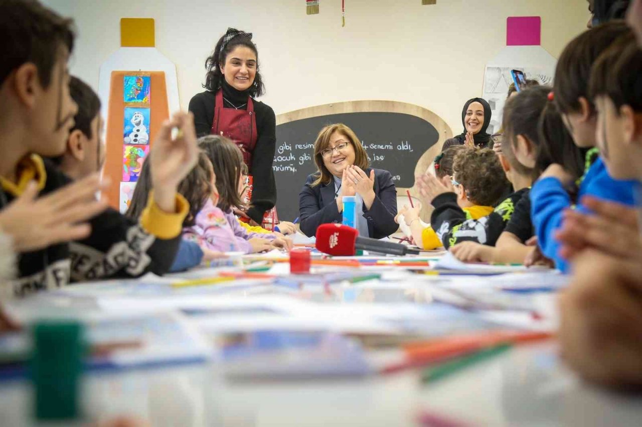 Şahin, çocuklarla hikaye dinleyip, şarkı söyledi