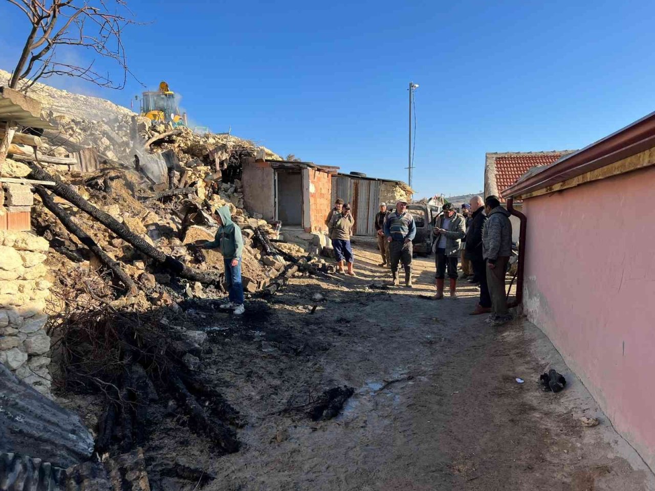 Depo yangında yıkılırken tarım aletleri ile hafif ticari araç demir yığınına döndü