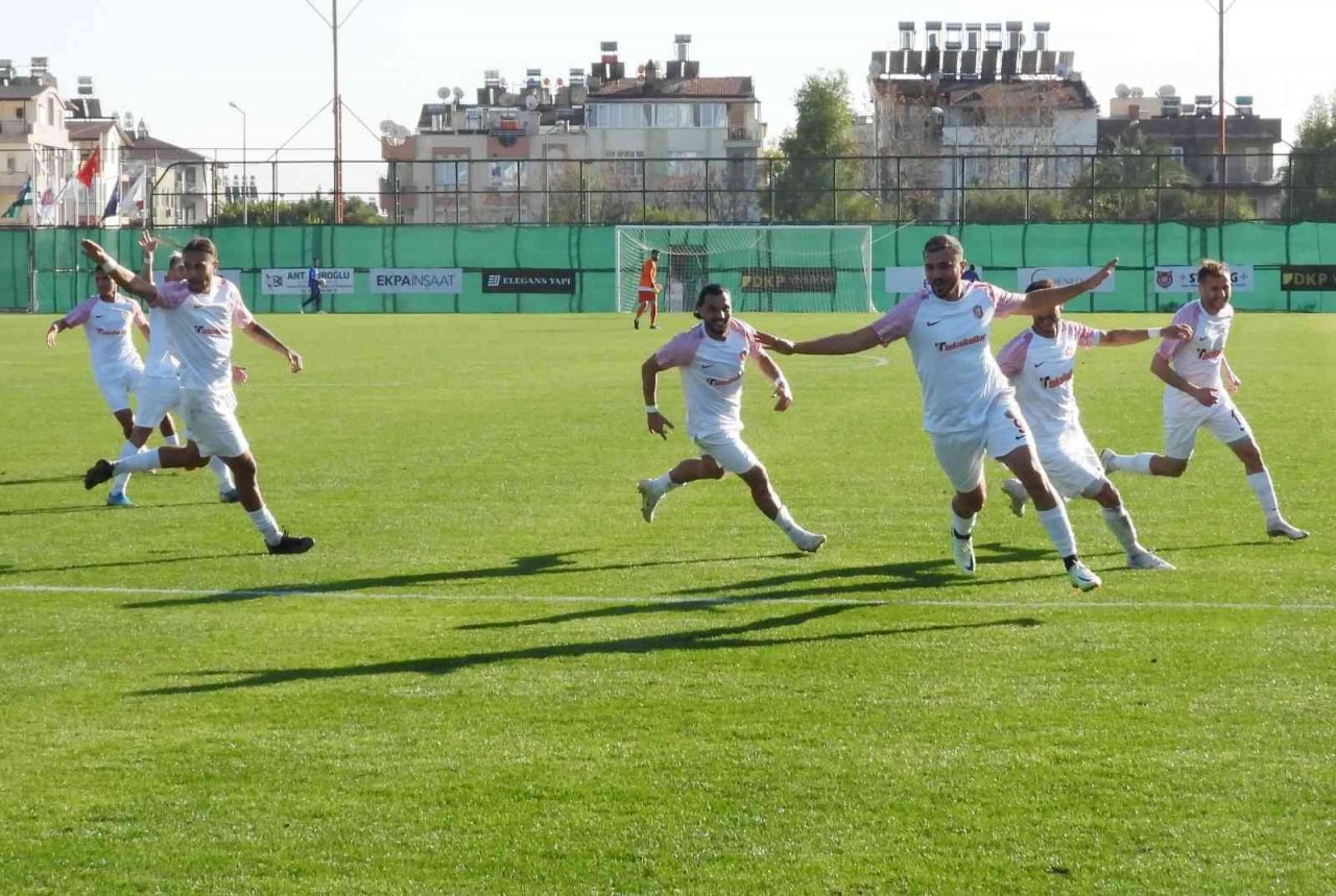 Kepez Belediyespor zirveyi korudu