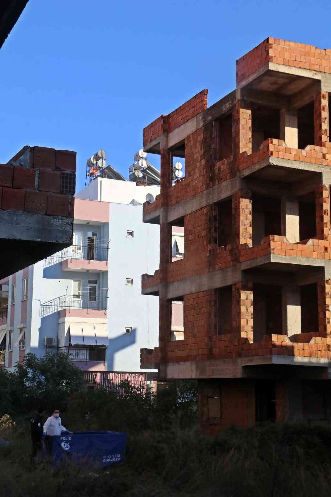 Çalılık alanda elinde kuş tüyü bulunan kadının cesedi bulundu