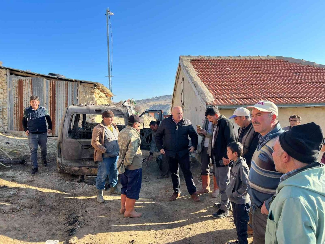 Depo yangında yıkılırken tarım aletleri ile hafif ticari araç demir yığınına döndü
