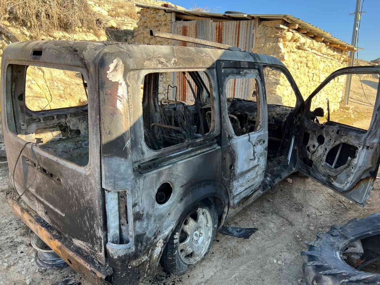 Depo yangında yıkılırken tarım aletleri ile hafif ticari araç demir yığınına döndü