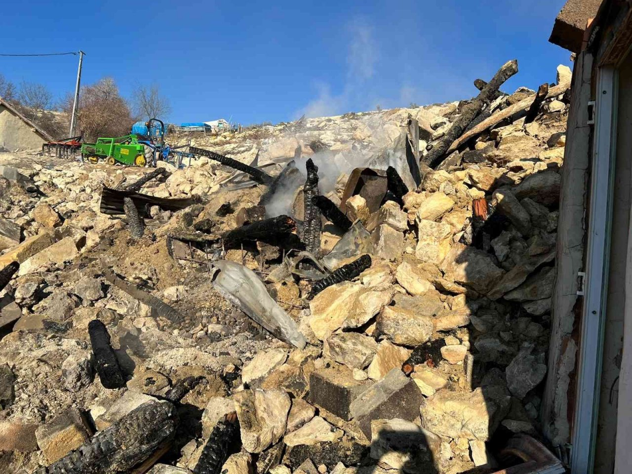 Depo yangında yıkılırken tarım aletleri ile hafif ticari araç demir yığınına döndü