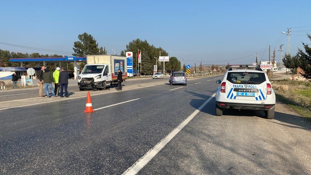 Kamyonet otomobile çarptı: 7 yaralı