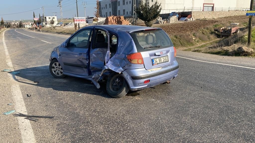 Kamyonet otomobile çarptı: 7 yaralı