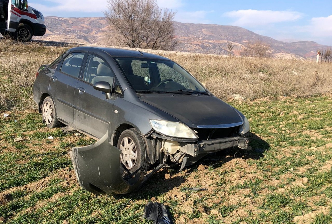 Şarampole yuvarlanan otomobilin sürücüsü yaralandı