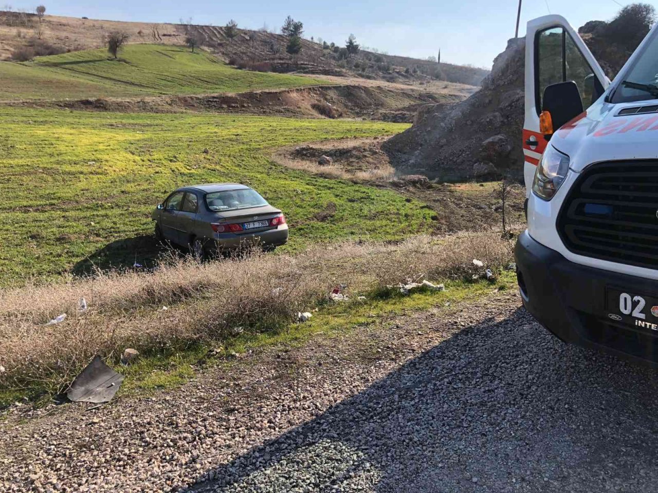 Şarampole yuvarlanan otomobilin sürücüsü yaralandı