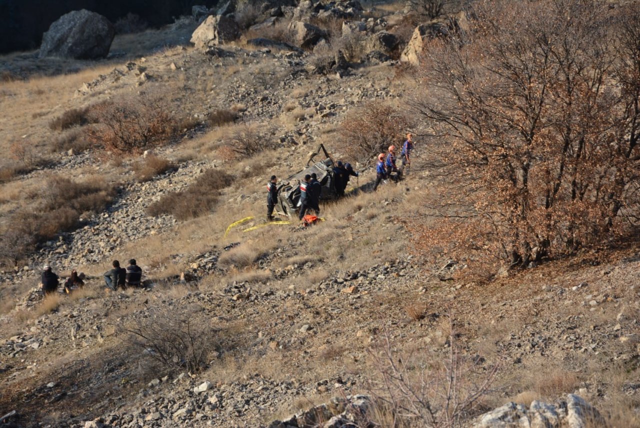 Hafif ticari araç 300 metrelik uçurumdan aşağı düştü: 1 ölü