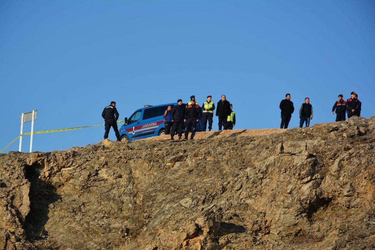 Hafif ticari araç 300 metrelik uçurumdan aşağı düştü: 1 ölü