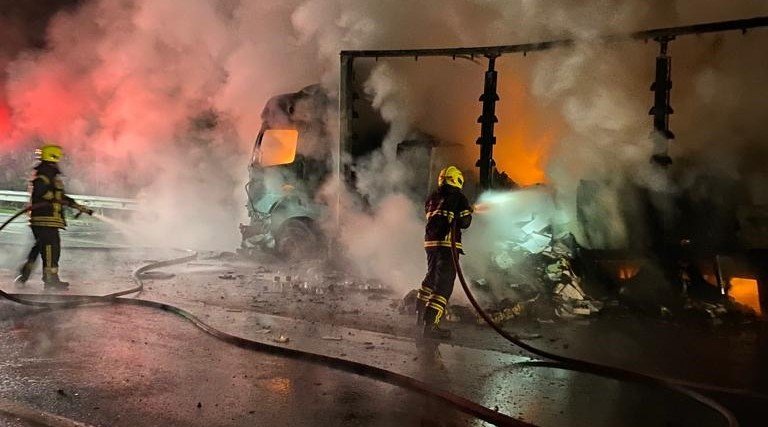 Seyir halinde alev alan tır kullanılamaz hale geldi