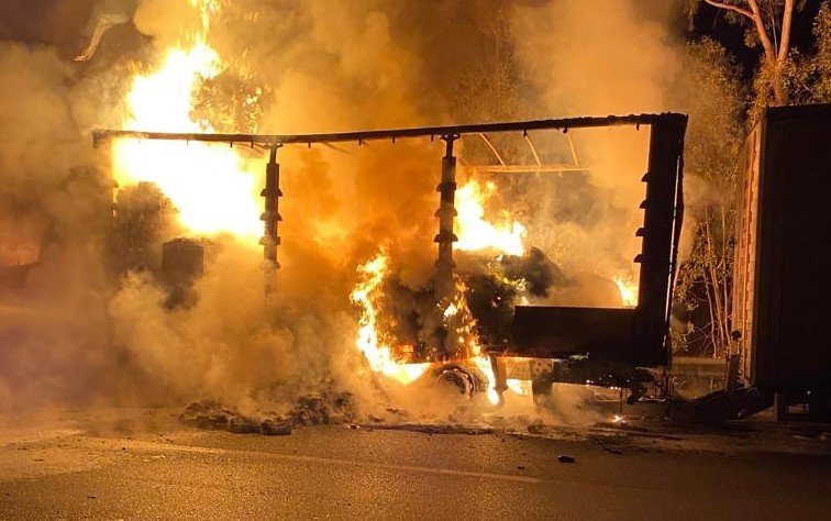 Seyir halinde alev alan tır kullanılamaz hale geldi