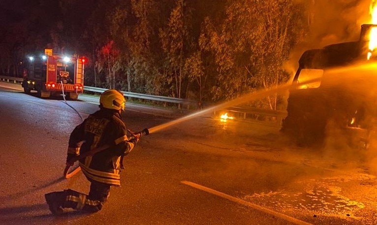 Seyir halinde alev alan tır kullanılamaz hale geldi