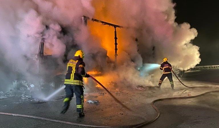 Seyir halinde alev alan tır kullanılamaz hale geldi