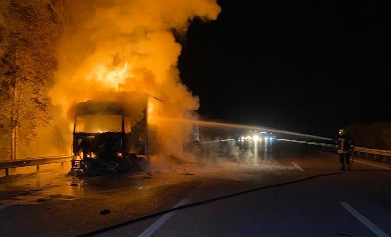 Seyir halinde alev alan tır kullanılamaz hale geldi