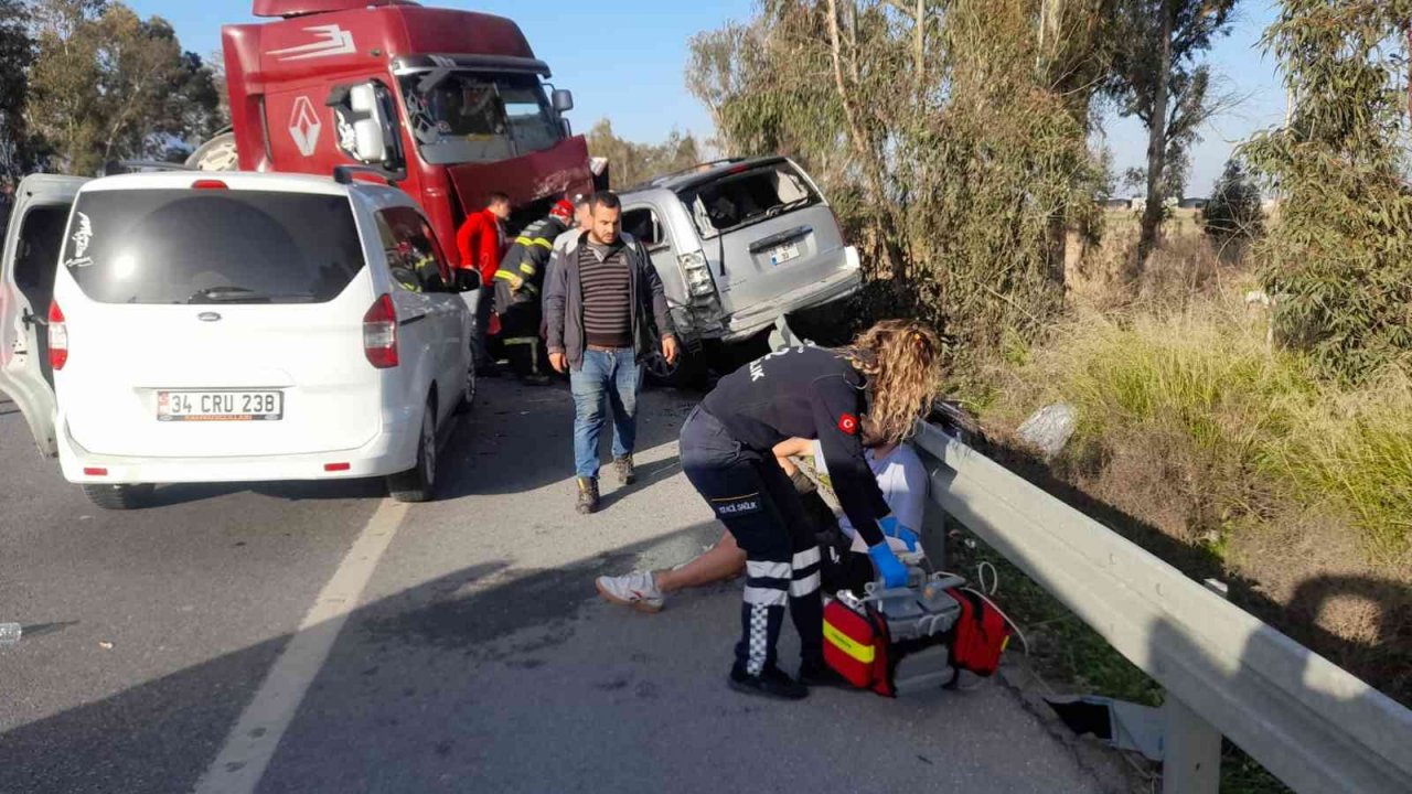 Sürücüsünün direksiyon hakimiyetini kaybettiği tır karşı şeride geçti: 1 ölü, 2 yaralı