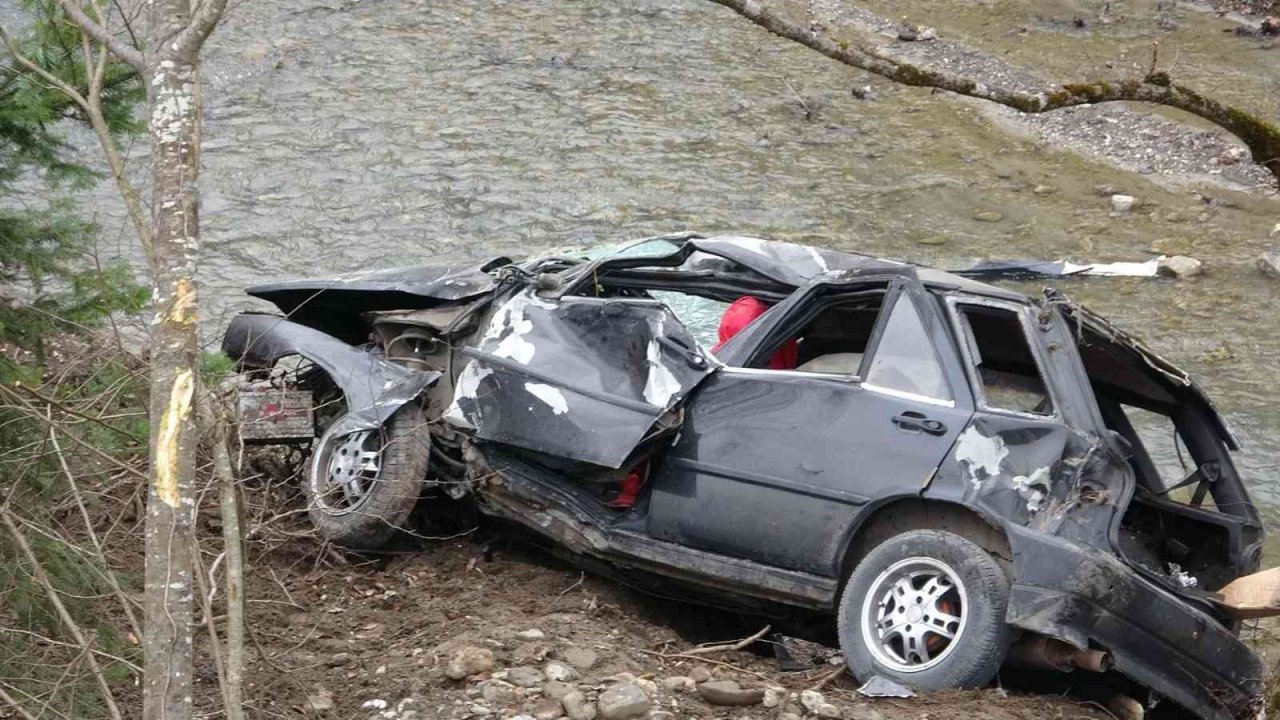 Defalarca takla atan otomobil dereye uçtu: 1’i çocuk 5 yaralı