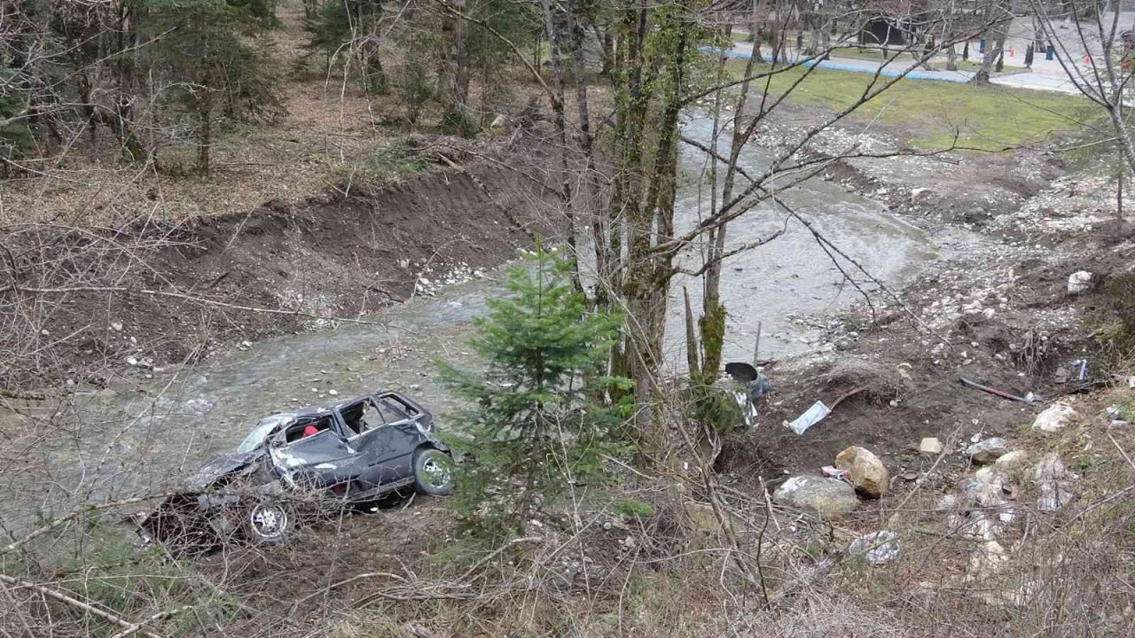 Defalarca takla atan otomobil dereye uçtu: 1’i çocuk 5 yaralı