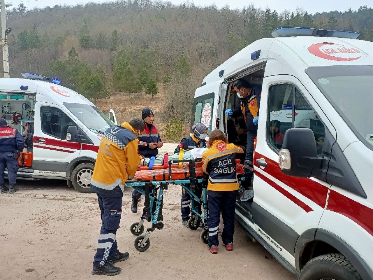 Defalarca takla atan otomobil dereye uçtu: 1’i çocuk 5 yaralı