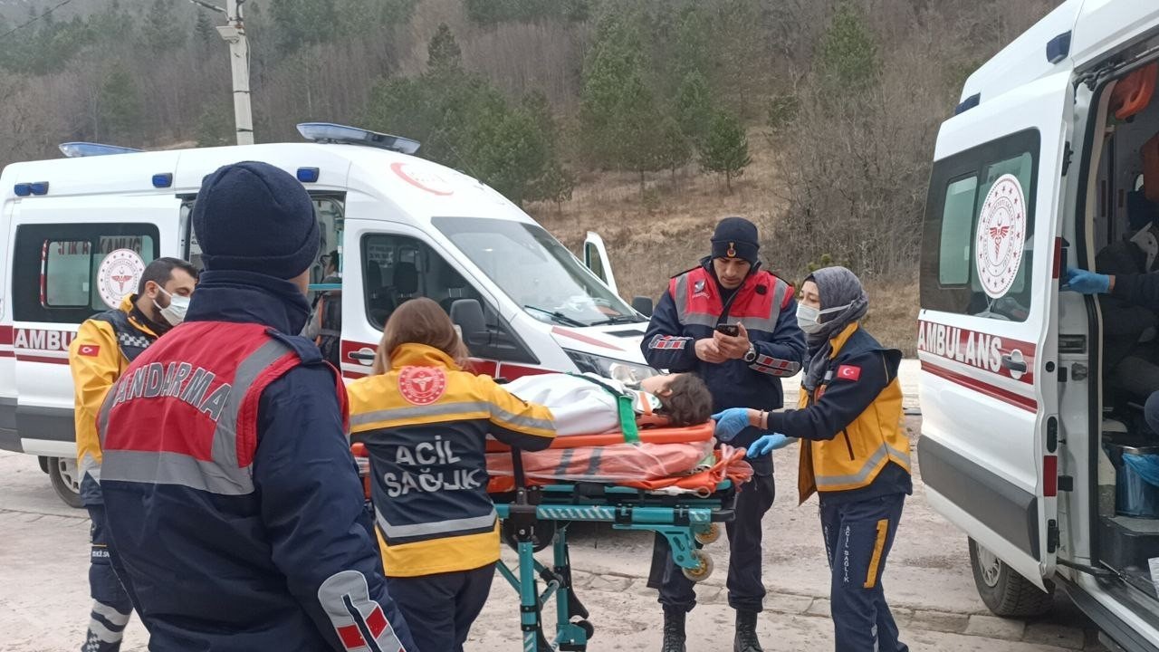 Defalarca takla atan otomobil dereye uçtu: 1’i çocuk 5 yaralı