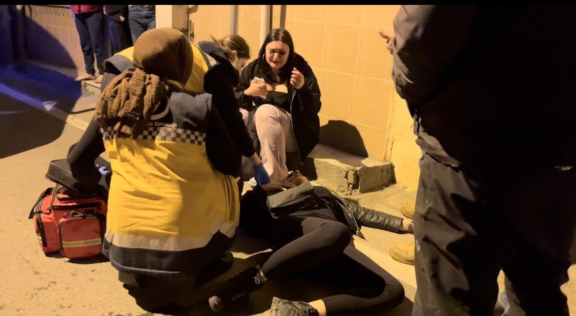 “Gel bir konuşalım” dediği kadını, kızının önünde başından vurdu