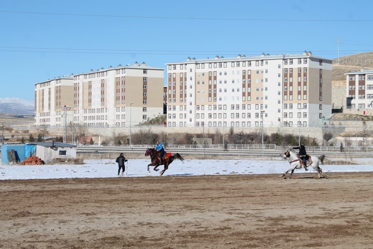 Cirit maçında atlar peş peşe kayarak düştü ciritçiler zor anlar yaşadı