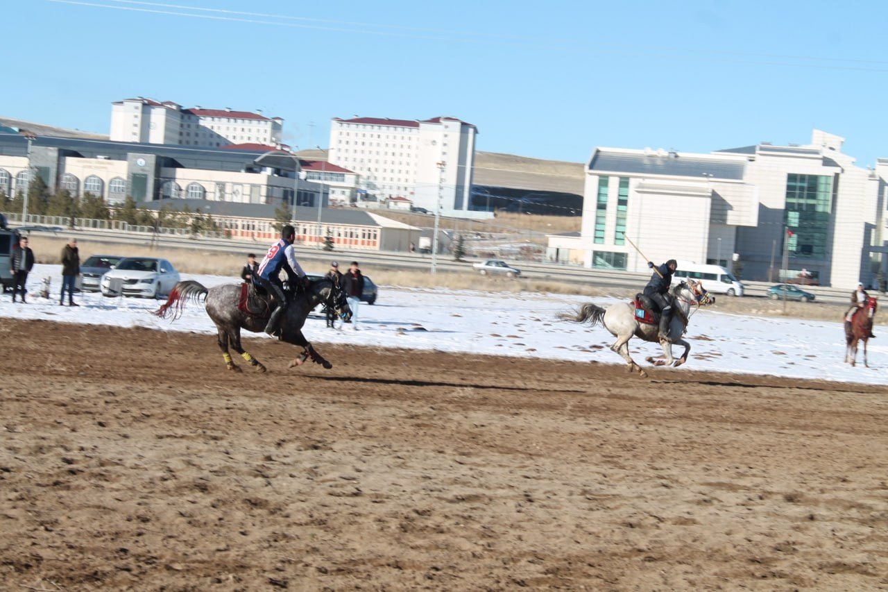 Cirit maçında atlar peş peşe kayarak düştü ciritçiler zor anlar yaşadı