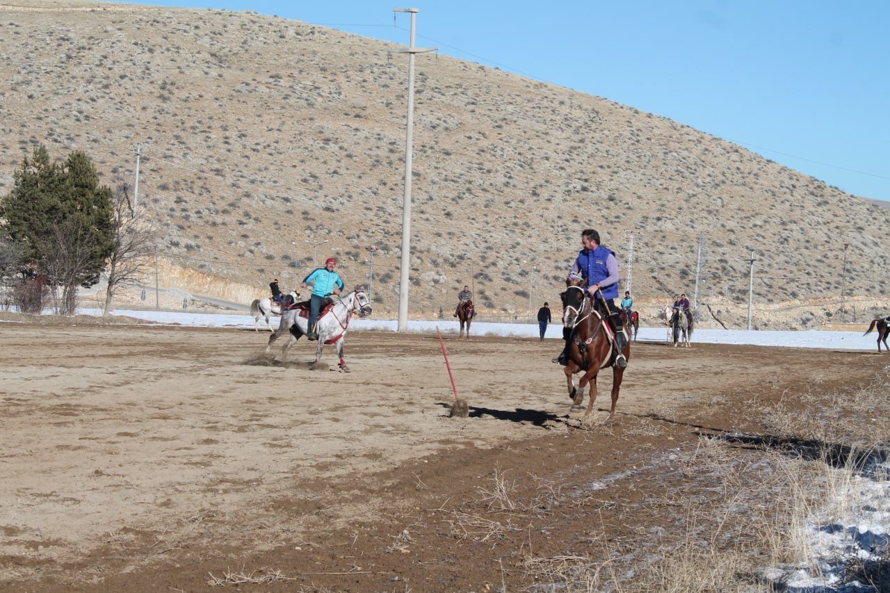Cirit maçında atlar peş peşe kayarak düştü ciritçiler zor anlar yaşadı
