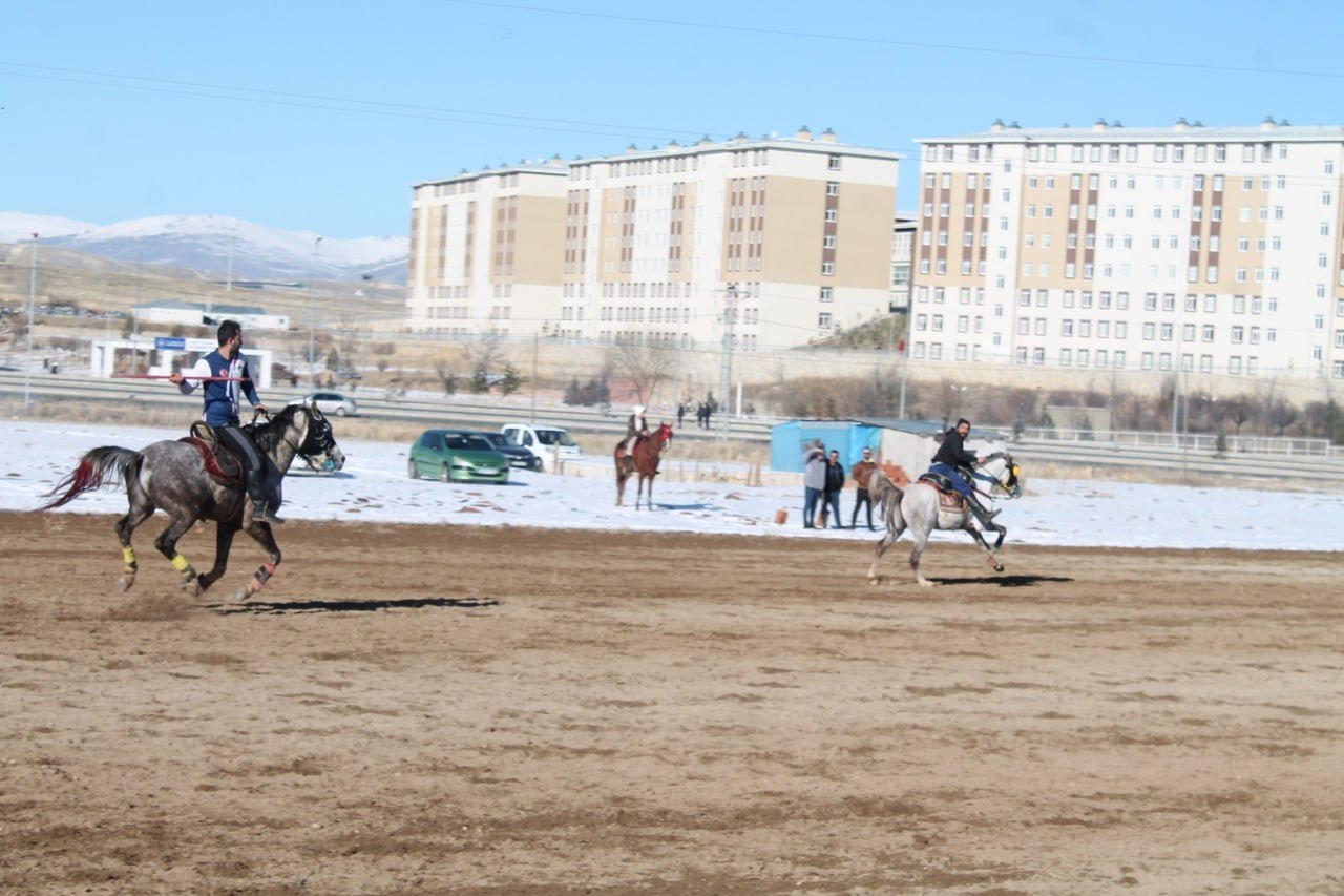 Cirit maçında atlar peş peşe kayarak düştü ciritçiler zor anlar yaşadı