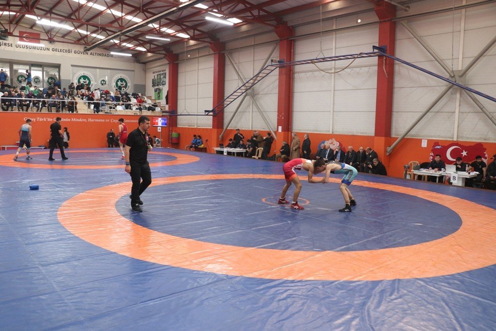 Şampiyon güreşçiler turnuva ile anıldı