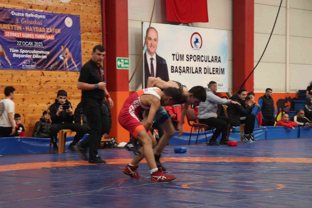 Şampiyon güreşçiler turnuva ile anıldı