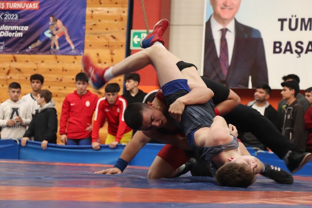 Şampiyon güreşçiler turnuva ile anıldı