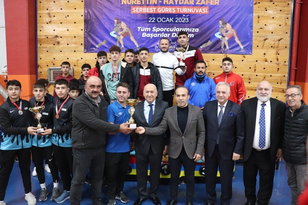 Şampiyon güreşçiler turnuva ile anıldı