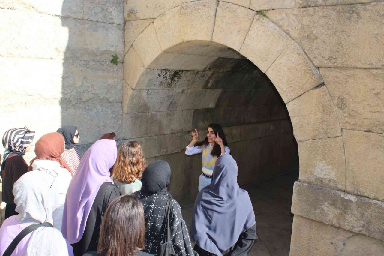 Turizm elçileri öğrenciler antik kenti gezdi