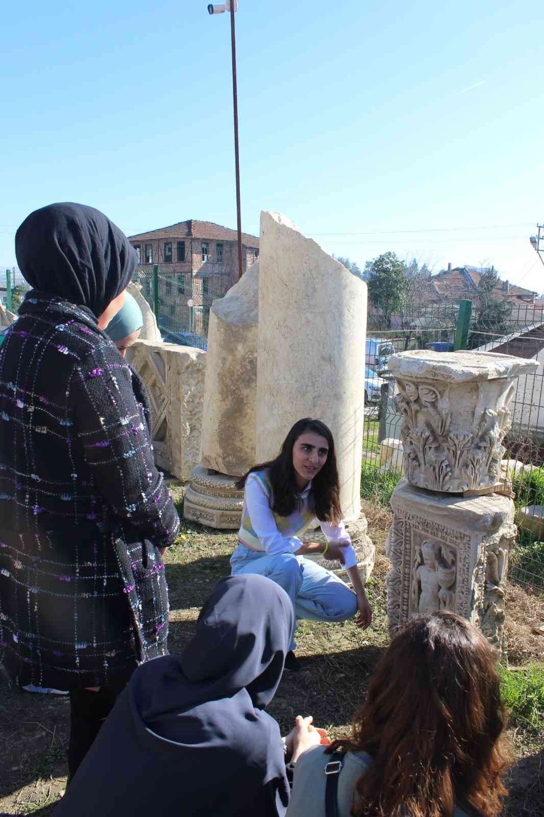 Turizm elçileri öğrenciler antik kenti gezdi