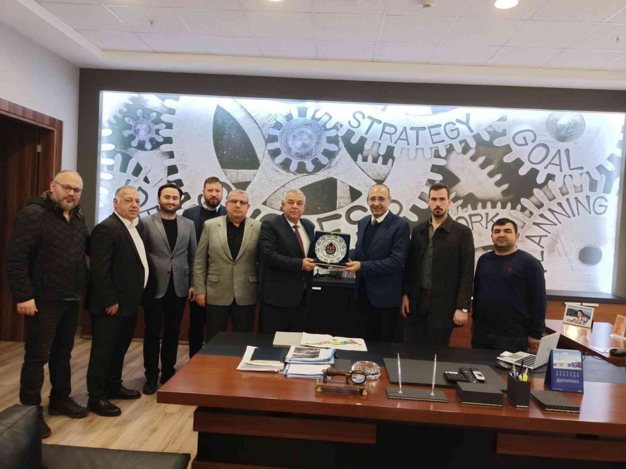 Sanayicinin sorunlarını yerinde dinliyor