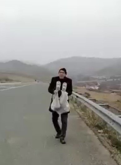 Ana yol kenarındaki çöpleri topladı, vatandaşa çağrıda bulundu