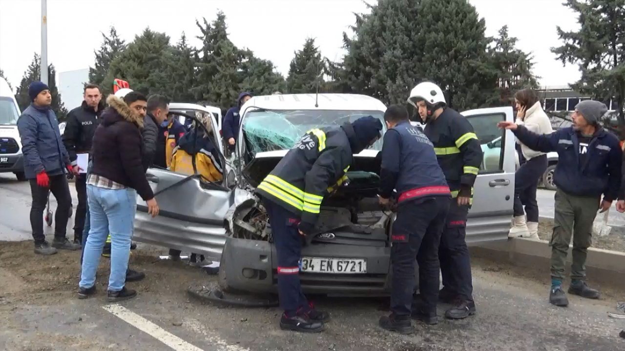 Kepçe ile ticari araç çarpıştı