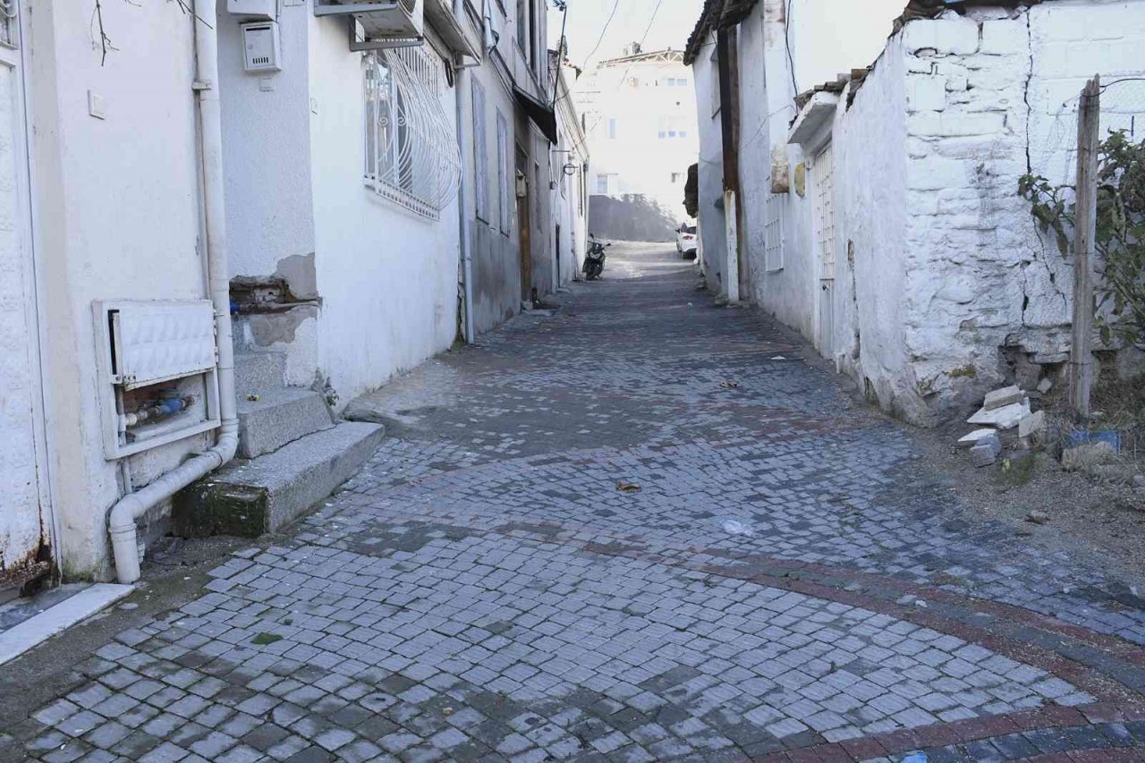 Eski Kuşadası’nın tarihi sokakları aslına uygun olarak yenilendi