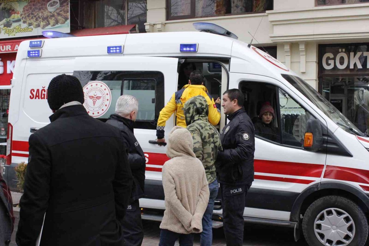 Karton toplayıcı kadını dövdürtüp videoya aldı