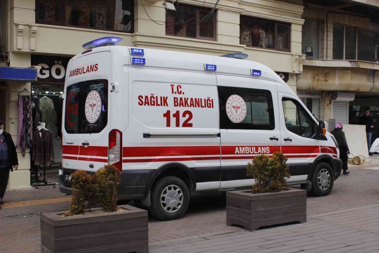 Karton toplayıcı kadını dövdürtüp videoya aldı